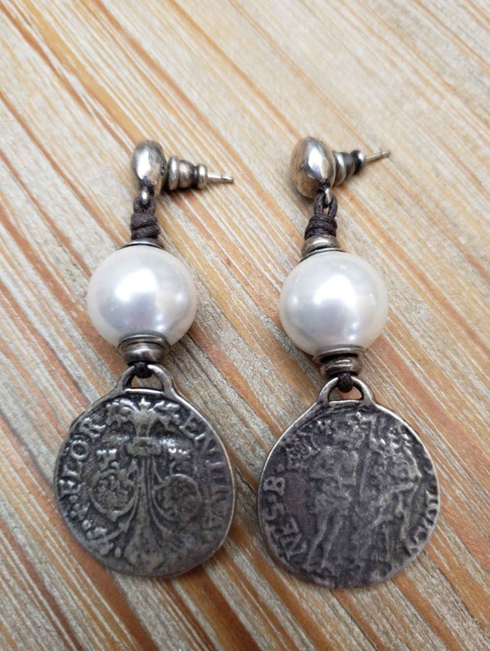 UNO de 50 Silver Plated Antique Coin Pearl Dangle Earrings